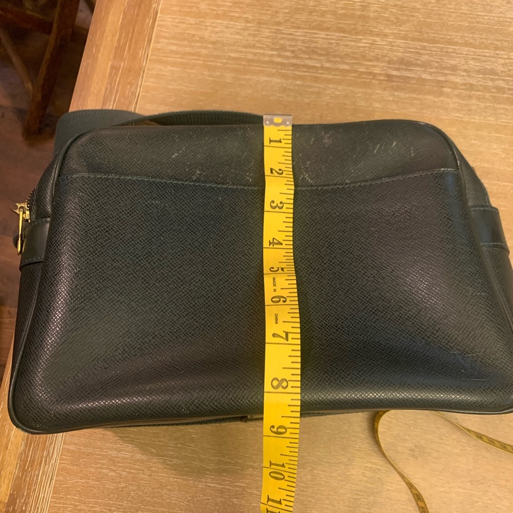 Louis Vuitton Taiga Reporter, messenger-bag, in the color green - Picture 4 of 16